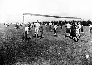 Beim Deutschballspiel (Schlagball, ähnlich Baseball) auf dem Sportplatz (1911)