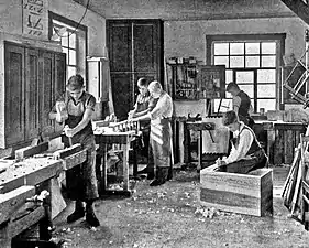 FSG-Schüler in der Tischlerei auf dem Areal des Internats, um 1920