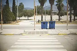 Fußgängerüberweg am Flughafen Athen-Elliniko. Auch heute noch wird hier Müll von der Müllabfuhr regelmäßig abgeholt.