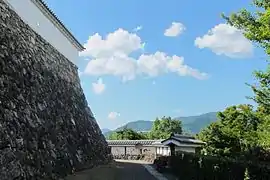 Weg hoch an der Burg entlang