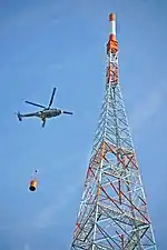 Montage der Antenne per Hub­schrauber