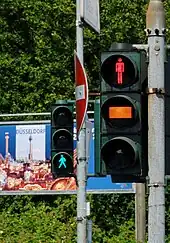 Fußgängerampel mit Gelbphase in Düsseldorf (Deutschland)
