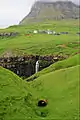 Wasserfall Múlafossur bei Gásadalur mit Árnafjall im Hintergrund.