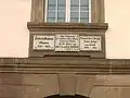 Göttinger Gedenktafeln über dem Haupttor der Ostfassade (2006)