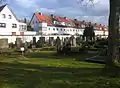 Blick über den jüngsten Teil (dritter Abschnitt) des Jüdischen Friedhofs; Blick nach Südosten im Hintergrund die Bebauung „An der Gerichtslinde“ (2009)