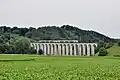 Gümmenenviadukt, von Norden aus gesehen  – Damm rechts, Viadukt und Fachwerkbrücke links