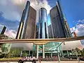 Renaissance Center von der Jefferson Avenue aus gesehen