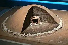 Modell eines Grabhügels der Hallstatt-Zeit wie er auch in Großeibstadt entdeckt wurde. Germanisches Nationalmuseum