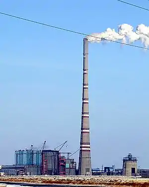 Schornstein des Kraftwerks Ekibastus in Kasachstan