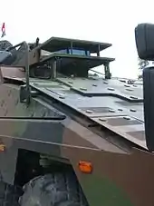Detail der Panzerung des GTK Boxer. Zu erkennen ist die Verbundpanzerung, die schockgedämpft auf der Grundpanzerung befestigt ist