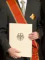Tragweise des Großen Verdienstkreuzes mit Stern und Schulterband