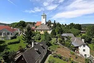 Blick auf den „Kirchberg“ von Gablitz mit Kindergarten II, alter Schule, Pfarrkirche und ehemaliger Mühle