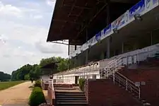 Im Film treffen Timm Thaler und Baron Lefuet bei einem Pferderennen erstmalsaufeinander. Gedreht wurden die Aufnahmen an den Galopprennbahnen in Halleund in Hoppegarten (li.) Aus dem Berliner Kammergericht (re.) wurde im Film einGrand Hotel