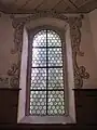 Fenster mit Grisaille-Rahmung