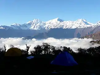 Ganesh Himal von Süden; links Pabil, mittig Salasungo, rechts Ganesh V