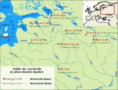 Eine Landkarte, die von der Ostsee bis zur Wolga und vom heutigen Finnland bis zu den Flüssen Dnjepr und Don reicht; eingezeichnet sind mehrere Städte, von denen jeweils die russische und die altnordische Namensform angegeben wird.