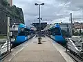Tram-train-Züge in aktueller Farbgebung am überdachten Bahnsteig