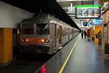 Gleis 2 des unterirdischen Vorortbahnhofs mit einem Triebwagen der Baureihe Z&nbsp;5300 (2008)