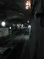 Gleiche Position und Blickrichtung: Links der nachträglich eingebaute Übungsbahnsteig „Gare de l’Est“, ganz hinten mündet das Gleis in den Tunnel der Linie&nbsp;5