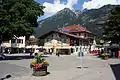Garmisch, Fußgängerzone mit der Kramerspitz im Hintergrund