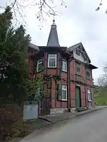 Linke Seitenfront mit Eckturm (links Gartentür zum Haupteingang).