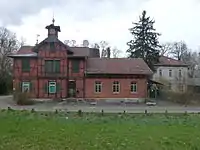 Vorderfront (rechts Anbau).