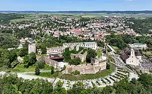 Südwestansicht von Gars am Kamp mit der Burgruine Gars und der ehemaligen Pfarrkirche zur Heiligen Gertrud im Vordergrund (2022)
