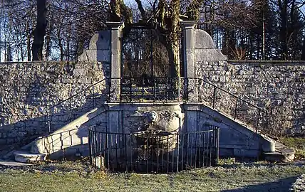 Durchgang mit Brunnen