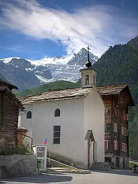 Kapelle Ried St. Theodul (1661,6 m ü. M.) mit Riedgletscher (im Hintergrund), von rechts Dürrenhorn (4035 m), Hohberghorn (4219 m), Stecknadelhorn (4241 m) und Nadelhorn (4327 m) der Mischabel