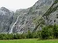 Unterhalb der Schuttkegel neben dem Balmhornbach-Wasserfall standen Wohnhaus und Mühle der Familie Lauretz.