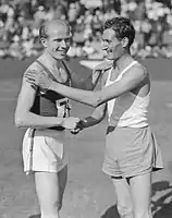 Vizeeuropameister Wim Slijkhuis (rechts) – hier zusammen mit Gaston Reiff, dem Führenden der Europa-Jahresbestenliste 1946, der in diesem Rennen Sechster&nbsp;wurde