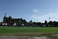 Bild der Gegentribüne und des Spielfeldes