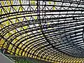 Die ineinander übergehende Fassaden-Dach-Konstruktion ist mit Teilen aus Polycarbonat gedeckt. (Juli 2012)