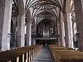 Mittelschiff und Orgel