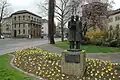 Das Denkmal der Brüder Grimm steht auf dem Brüder-Grimm-Platz.