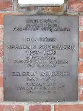 Gedenktafel für Hermann Sudermann und Rolf Lauckner am Haus Bettinastraße&nbsp;3