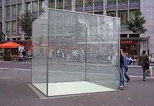 Gedenkskulptur Glaskubus vor P&nbsp;2
