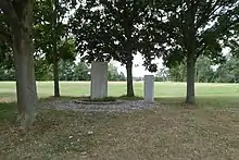 Park links der Weser: Gedenkstätte neben dem Parkplatz an der Norderländer Straße