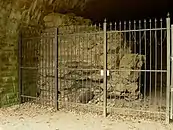 Eisenbetonmauer am Tunneleingang gegen Tieffliegerangriffe