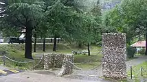 Gedenkstätte vor dem Friedhof Skaljari, etwa 15 Gehminuten von Kotor (Cattaro) entfernt. Unterhalb der Friedhofsmauer wurden die vier Matrosen einschließlich Rasch standrechtlich erschossen.