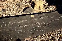Ein auf Farm Aar gefundener Gedenkstein erinnert an die „Funkenstation“ von Aus (2015)