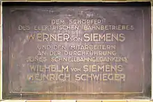 Gedenktafel von 1926 zwischen den Aufgängen zur U2