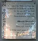 Gedenktafel vor dem Haus Wilhelmstraße 22 für Albrecht Haushofer und die Gesellschaft für Erdkunde