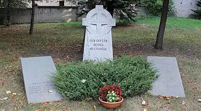 Das Gefallenendenkmal im Eingangsbereich zur Burxdorfer Dorfkirche (September 2016)