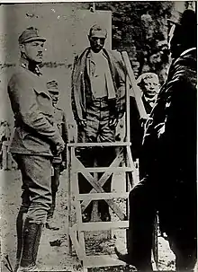 Der Leichnam Filzis nach der Hinrichtung, rechts der Scharfrichter Josef Lang