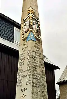 Wappenteil und Schriftblock der Postmeilensäule Geising