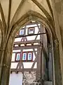 Blick vom Südportal auf das Pfarrhaus
