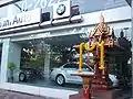 Geisterhaus vor einem Autohaus in Bangkok