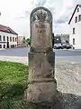 Ganzmeilenstein neben der Distanzsäule