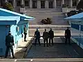 Soldaten bewachen den Grenzübergang in Panmunjeom; Blick von Süd- nach Nordkorea